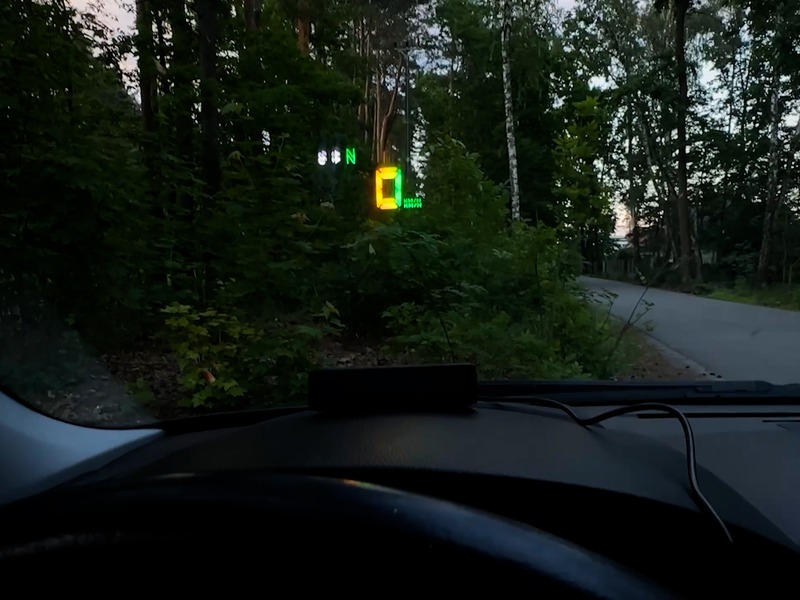 SpeedVision umieszczony na desce rozdzielczej auta